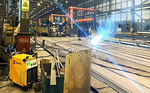 新葡的京集团350vip8888数字化等离子切割+碳弧气刨两用机LGB 120B使用现场