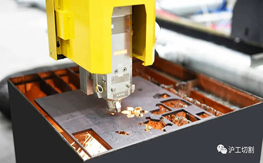 新葡的京集团350vip888810米大幅面龙门光纤激光切割机细腻圆孔高品质切割