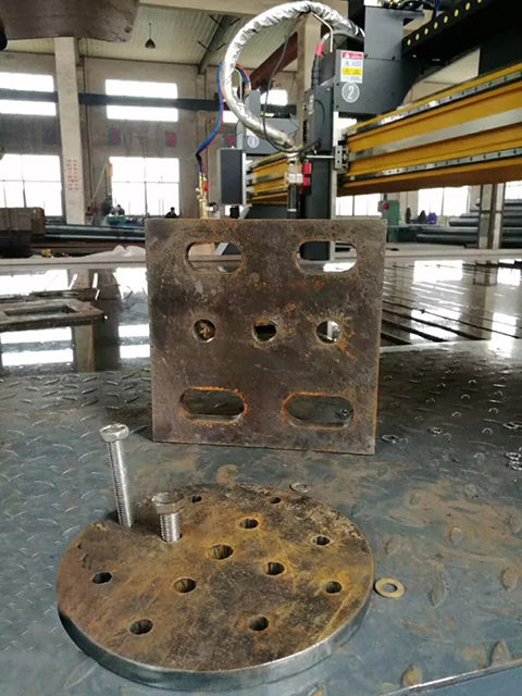 路灯生产厂家用新葡的京集团350vip8888数控等离子切割机现场切割的工件