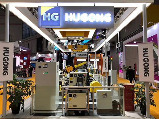 进博会首日新葡的京集团350vip8888意大利CEA展位展品机械人焊接系统