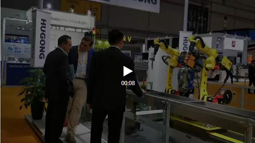 进博会首日新葡的京集团350vip8888意大利CEA展位旅行者关注机械人焊接系统