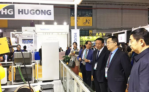 河南省鹤壁市市长莅临新葡的京集团350vip8888意大利CEA展位