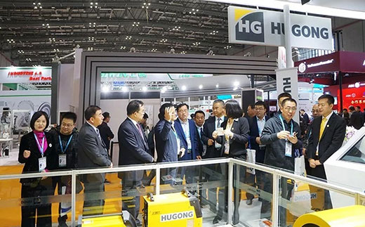 甘肃省天水市常务副市长莅临新葡的京集团350vip8888意大利CEA展位